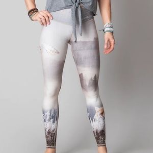 Niyama Sol Misty Morning Barefoot Leggings SolBox Exclusive M NWT